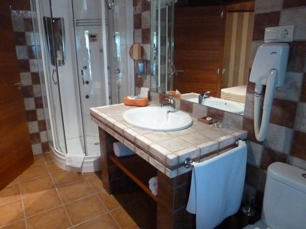 Hotel H Con Encanto Binéfar 部屋 写真