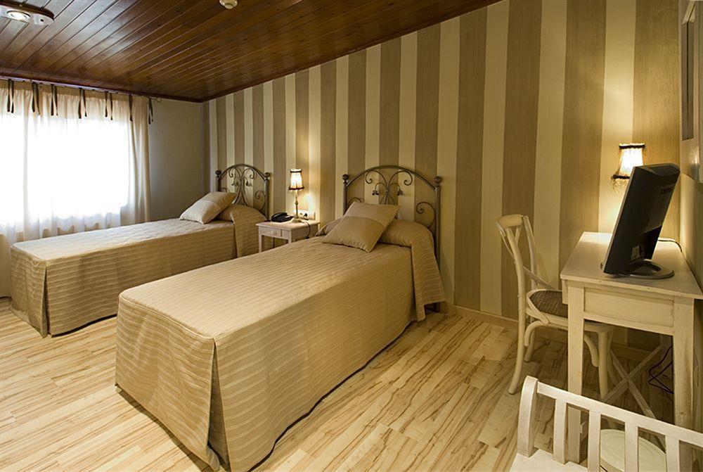Hotel H Con Encanto Binéfar エクステリア 写真
